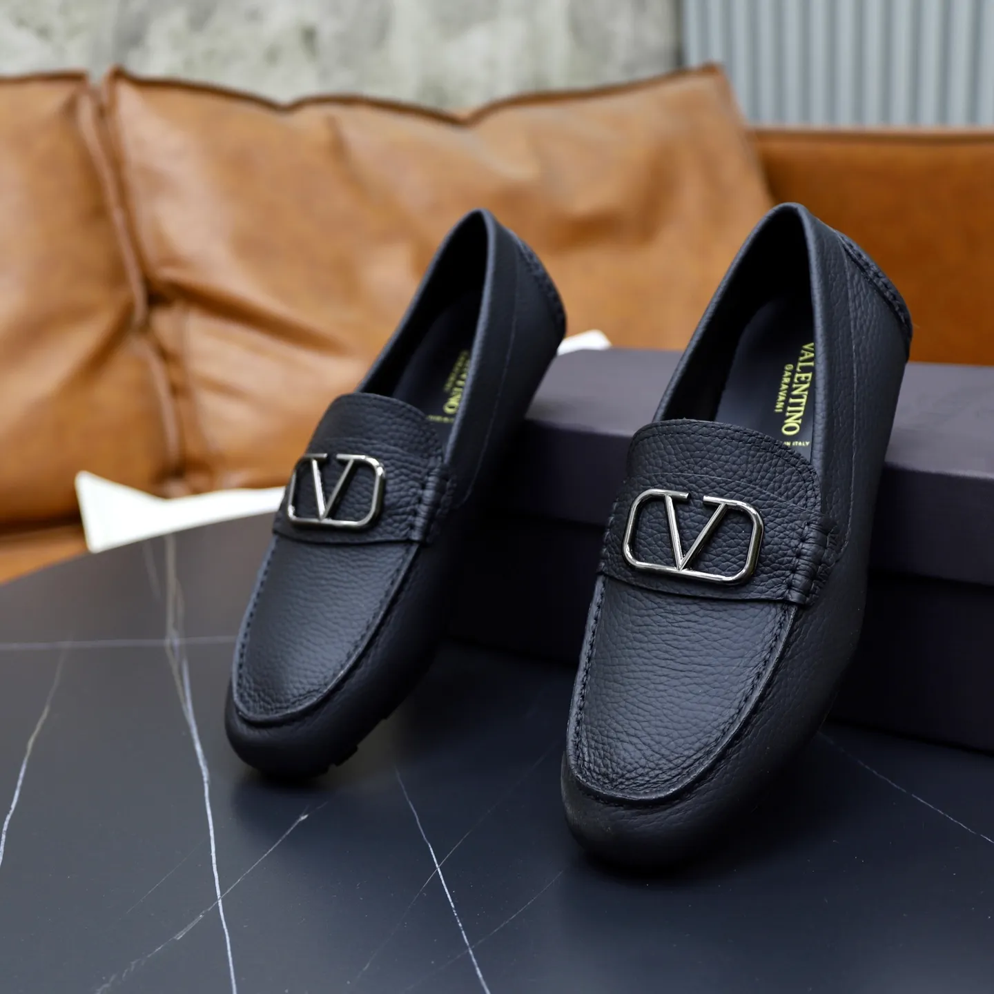 Men's shoes: 640💰VALENTINO, made of imported cowhide with imported water-dyed cow lining, iconic hardware and iconic wear-resistant outsole. 38-45 (customized at 45) VALENTINO packaging All orders enjoy the brand’s iconic product packaging